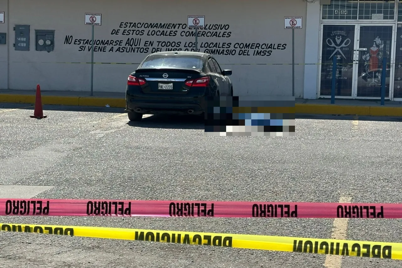 Cae muerto frente a sastrería en Juárez