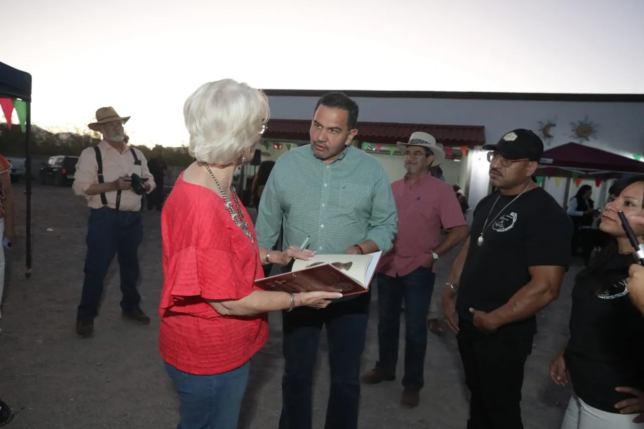 Acude alcalde Cruz Pérez Cuéllar a presentación de libro en Casas Grandes