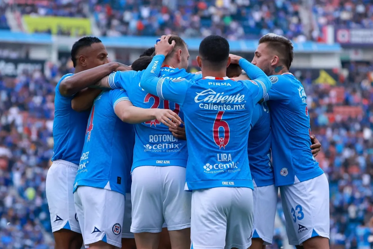 Cruz Azul golea a Necaxa y marca el paso en el torneo Apertura