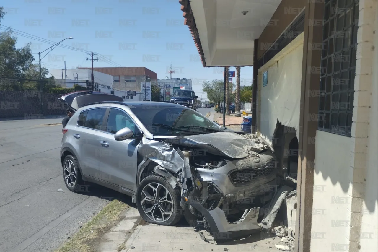 Da vuelta desde 2do carril y provoca que camioneta impacte a negocio