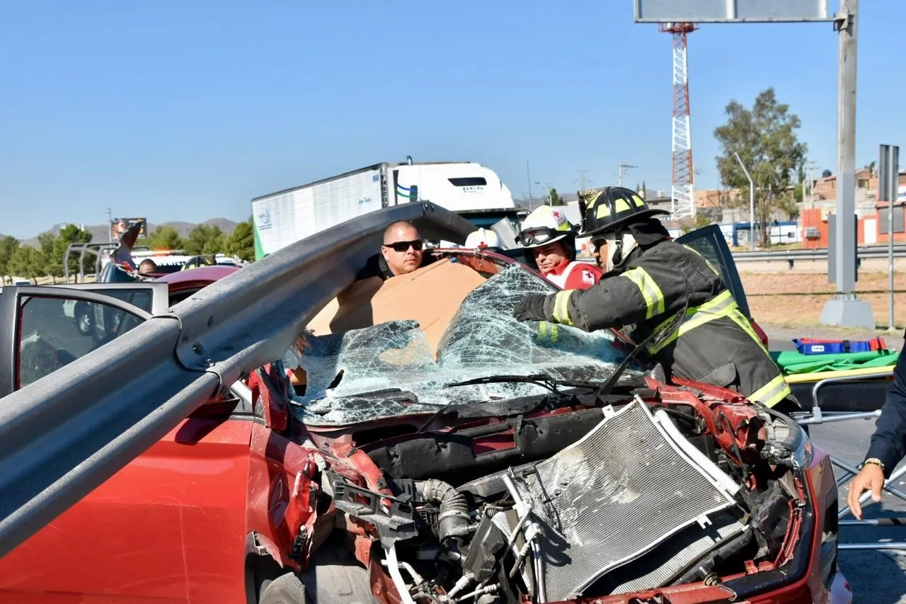 Choca y queda atrapada entre los fierros retorcidos de su auto