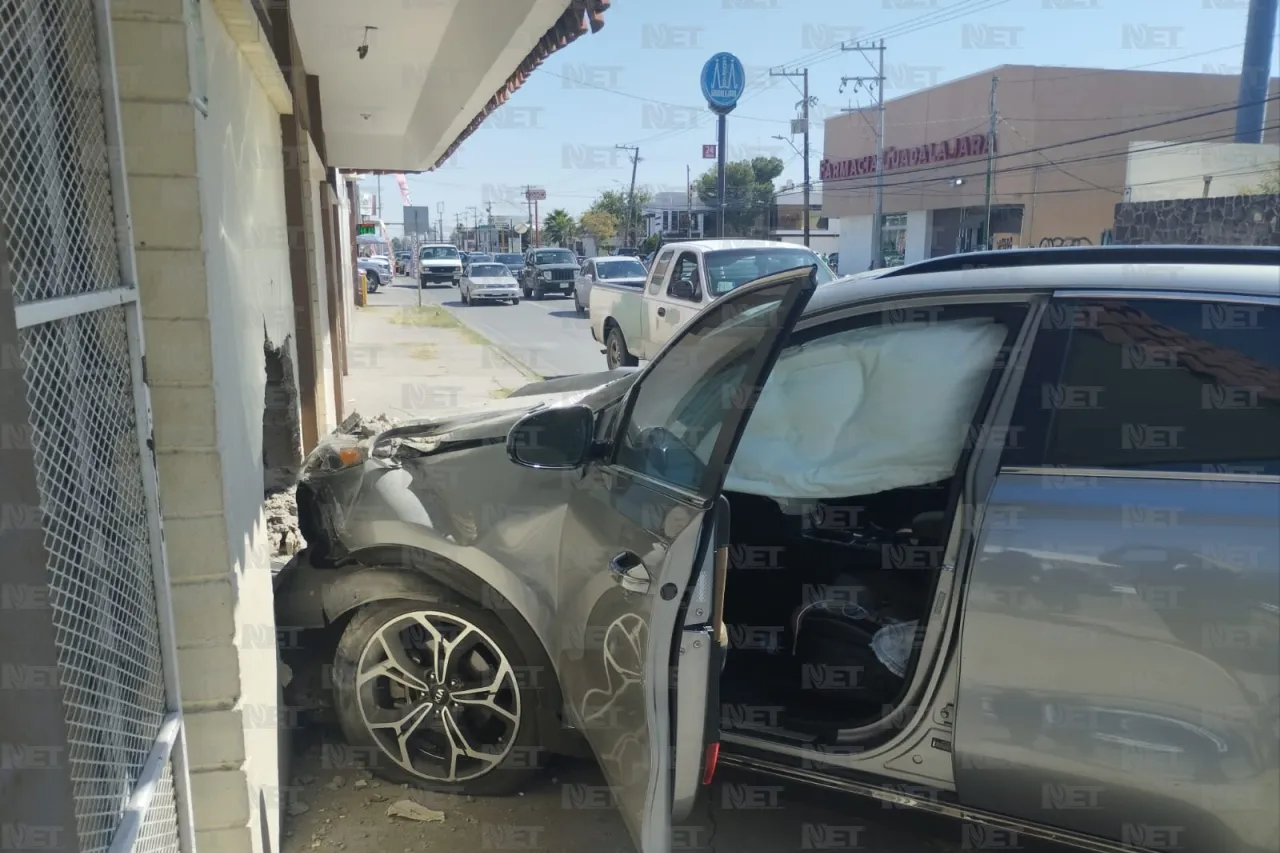 Da vuelta desde 2do carril y provoca que camioneta impacte a negocio