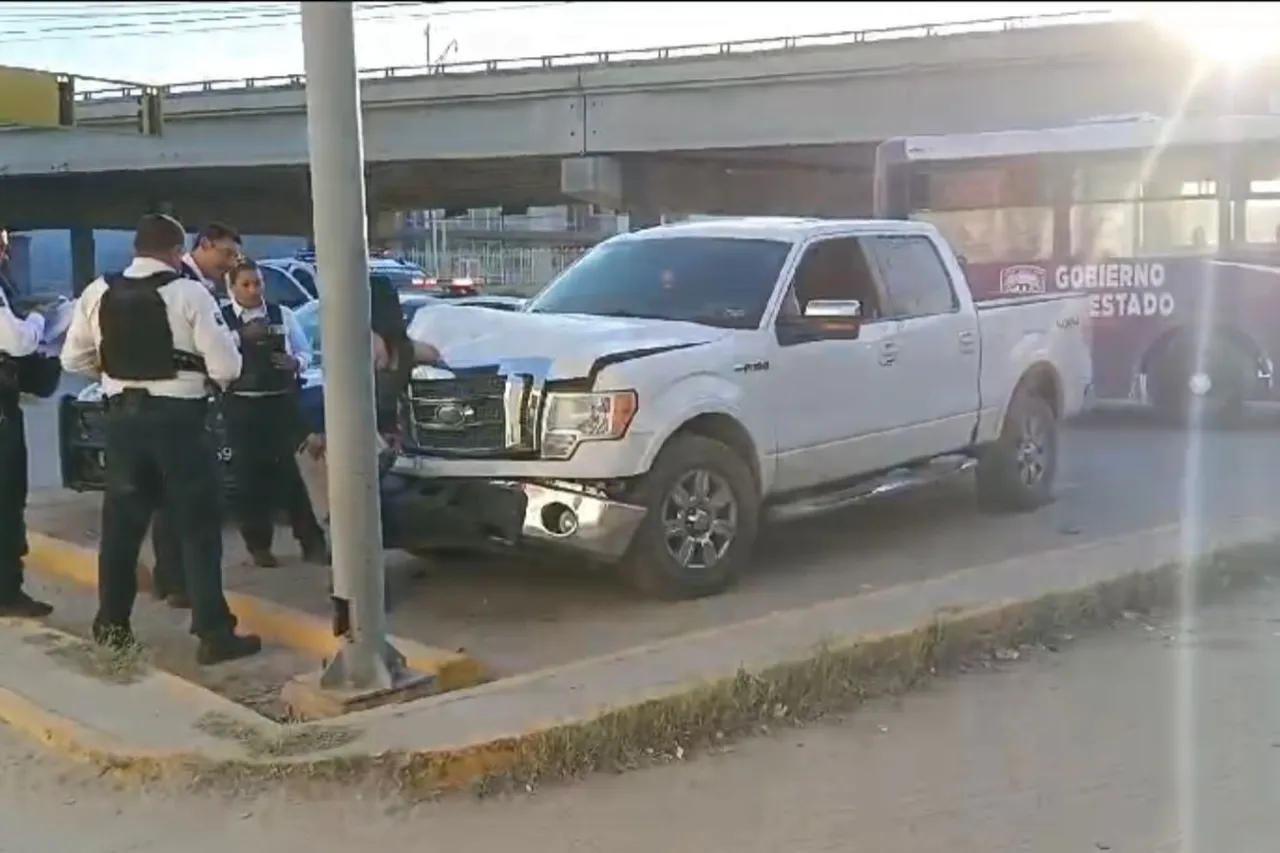 Camioneta pierde el control y choca contra Juárez Bus