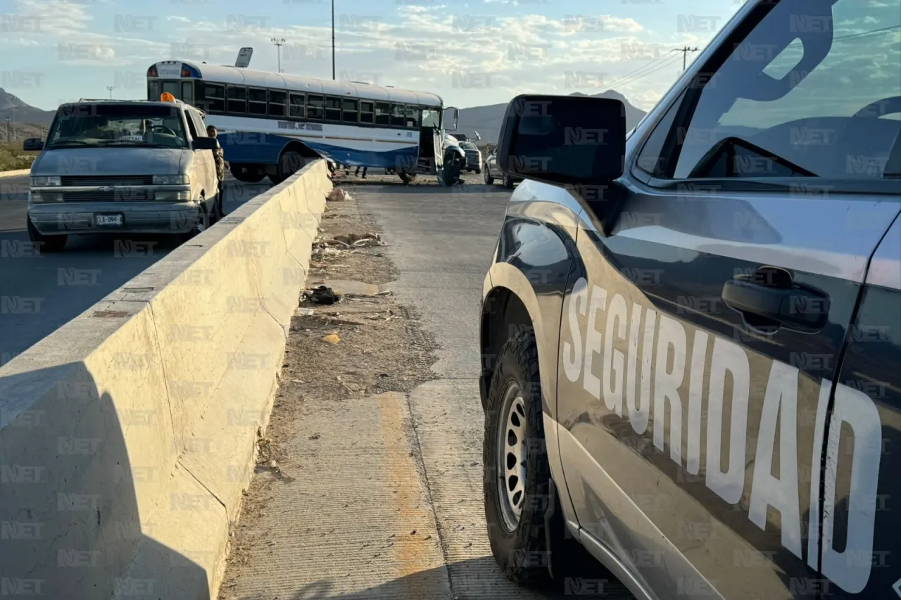 Queda ruta de personal sobre muros de contención del Camino Real