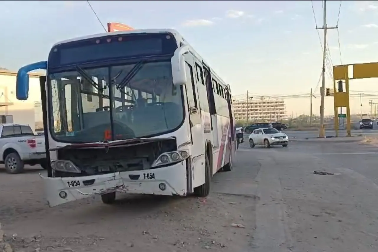 Camioneta pierde el control y choca contra Juárez Bus