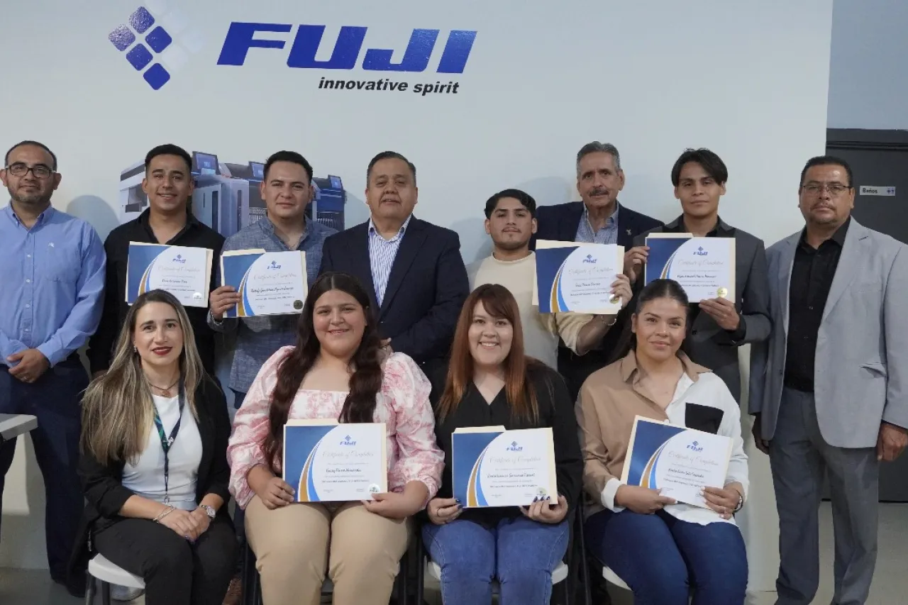 Estudiantes de la UTCJ aprenden de tecnología SMT