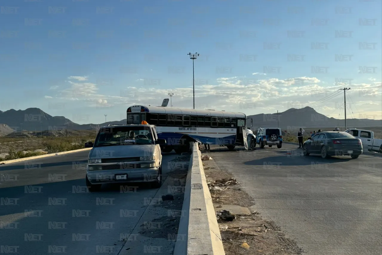 Queda ruta de personal sobre muros de contención del Camino Real