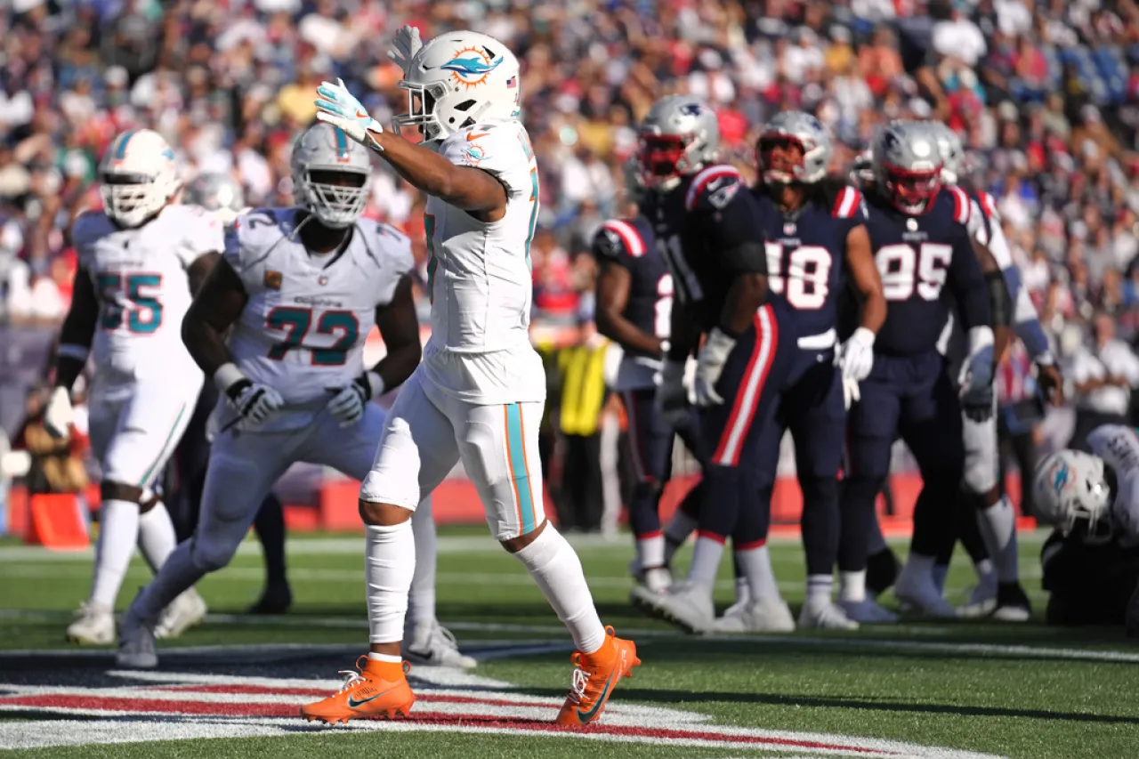 Vencen Dolphins a Patriots en juego lleno de errores