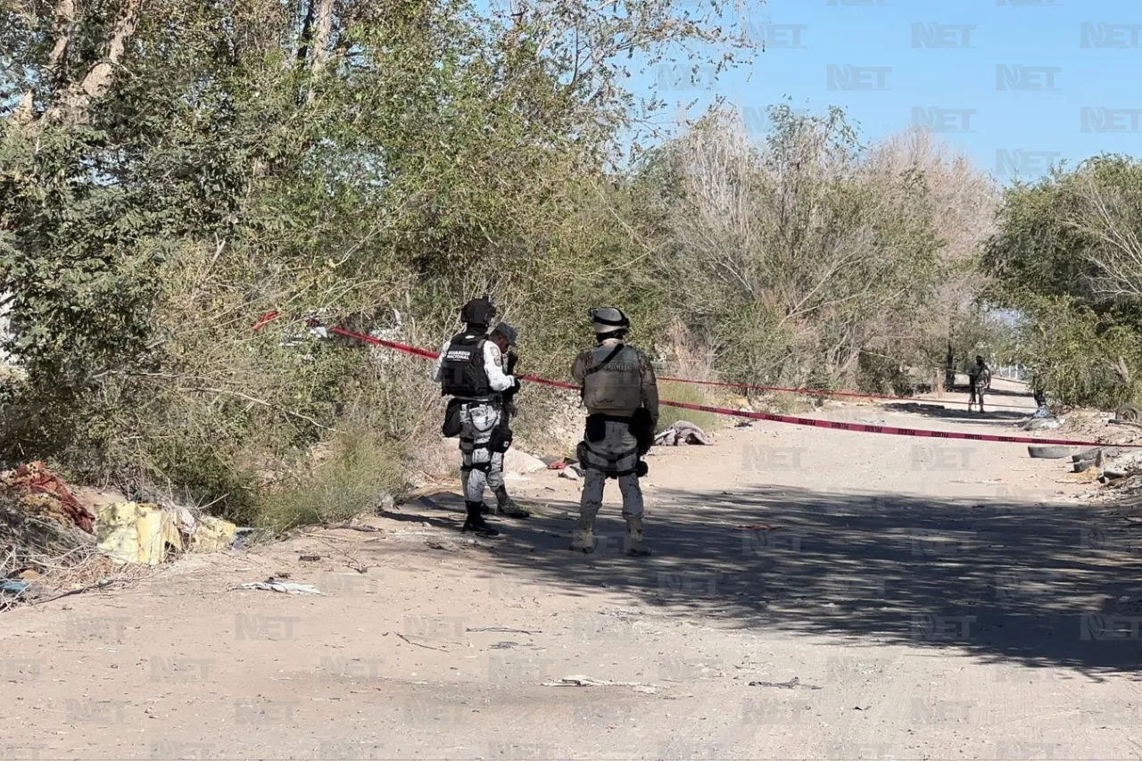 Hallan cadáver encobijado en terracería en Riberas