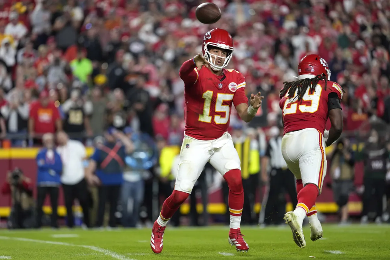 Chiefs vencen a Saints y mantienen invicto