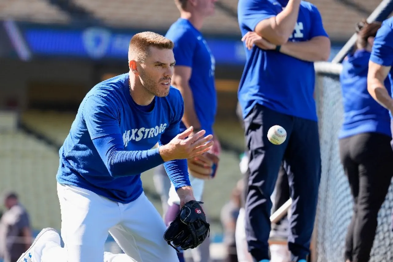 Esperan Dodgers a Freddie Freeman sano para juego 3 de esta noche