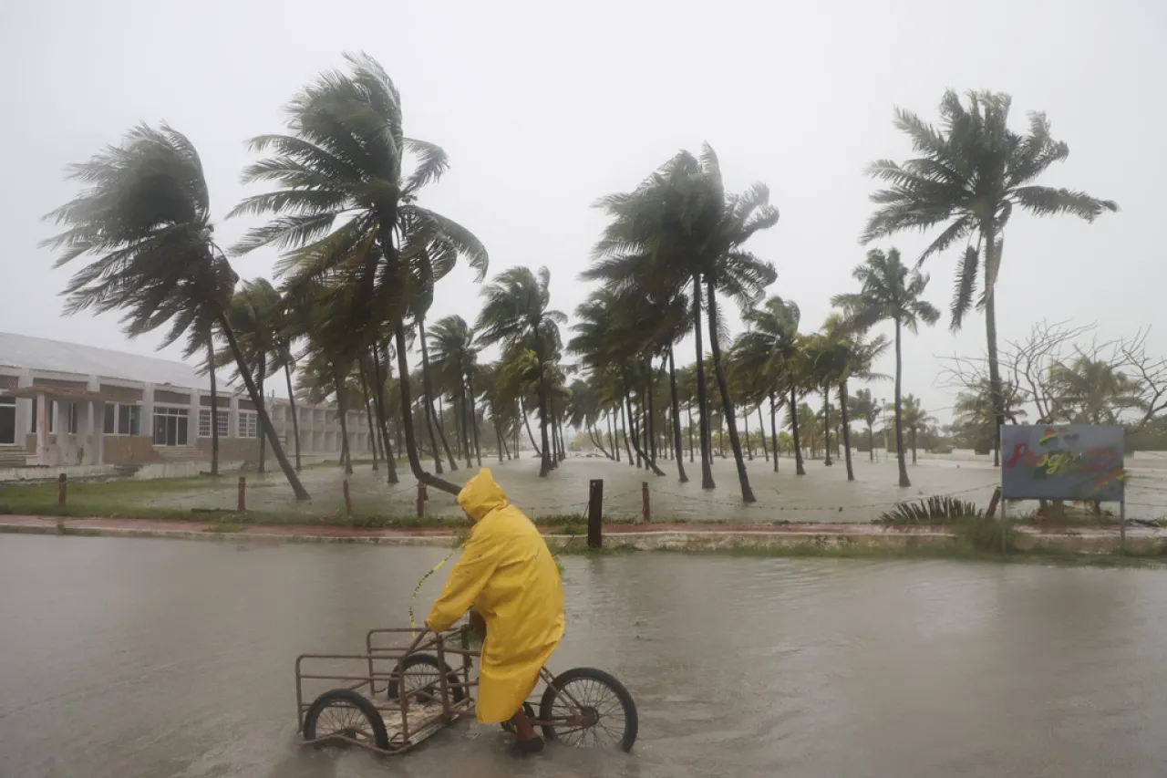 Residentes evacúan bahía de Tampa ante el posible impacto directo de Milton