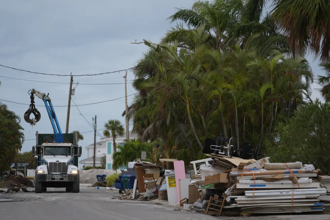 Residentes evacúan bahía de Tampa ante el posible impacto directo de Milton