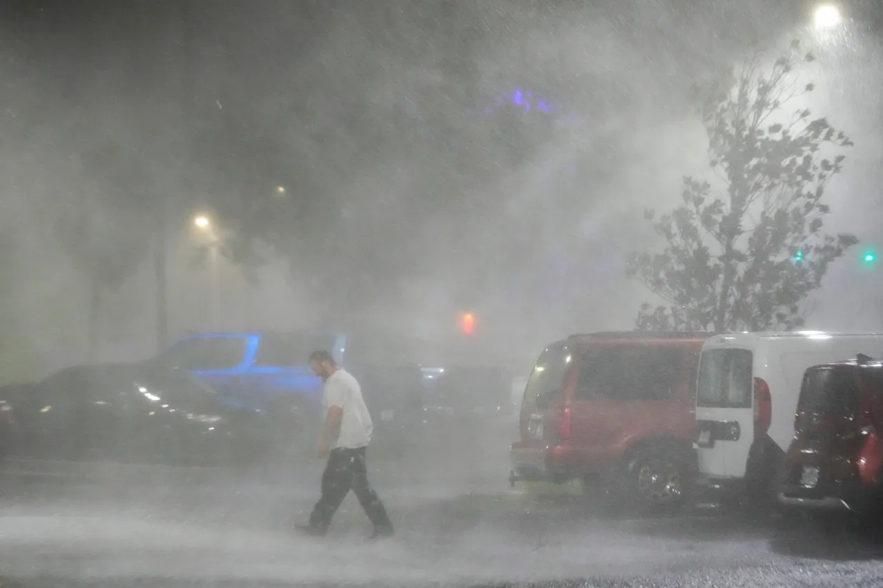 Más de 1.5 millones de clientes quedan sin luz en Florida tras llegada de Milton