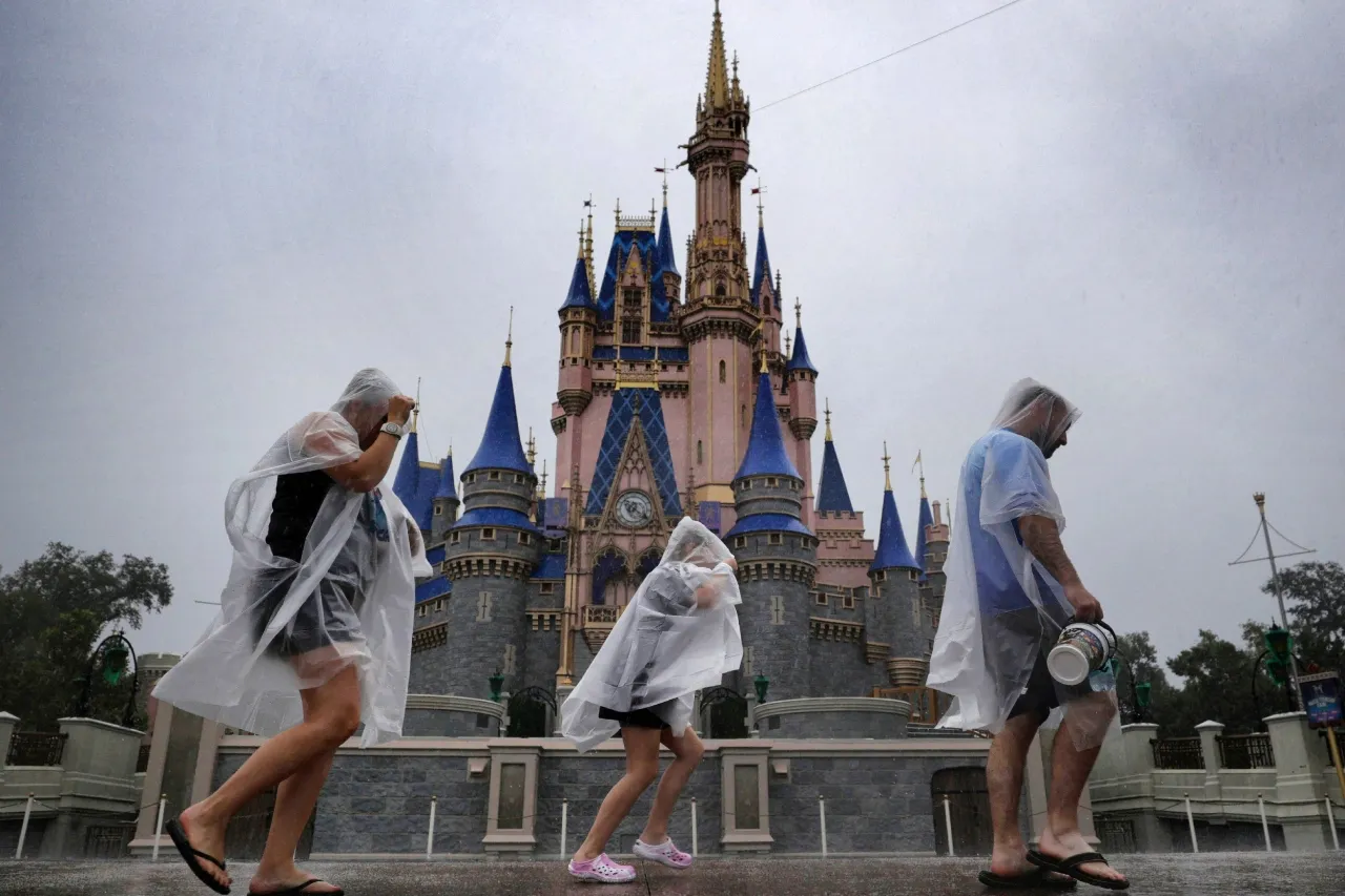 Cierre de Disney y Universal frenan turismo en Orlando ante llegada de Milton