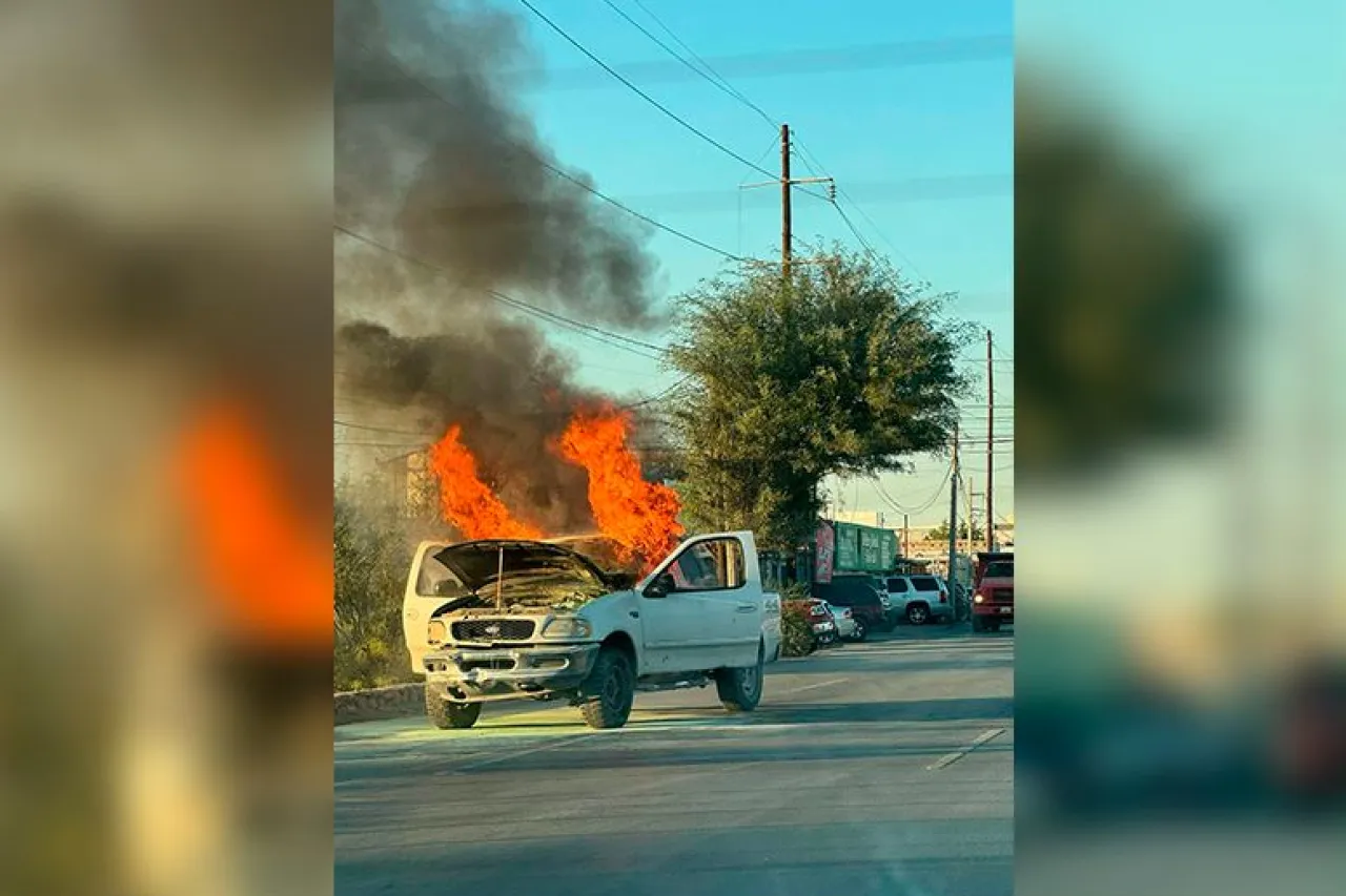 Se incendia camioneta en el bulevar Óscar Flores