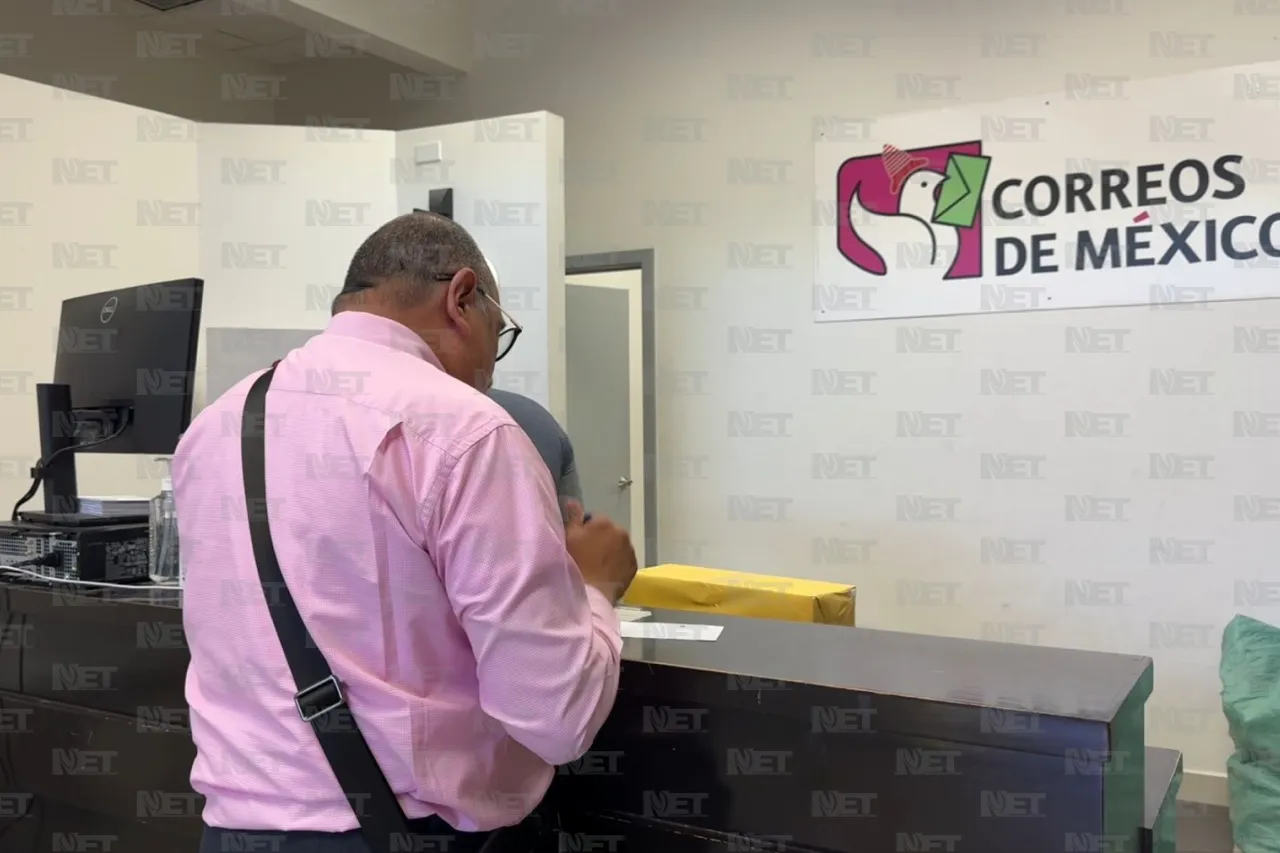 Envío y entrega de paquetes; hoy es Día del Correo