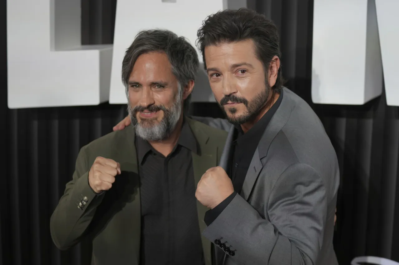 Gael García  y Diego Luna alzan los puños de 'La Máquina' en México