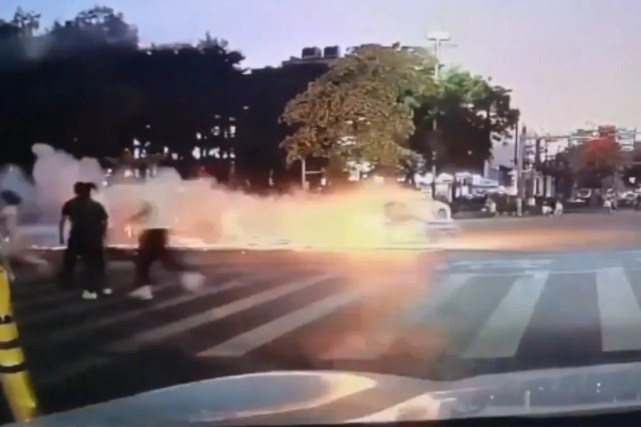 Video: Moto eléctrica estalla mientras sujeto se paseaba en la calle