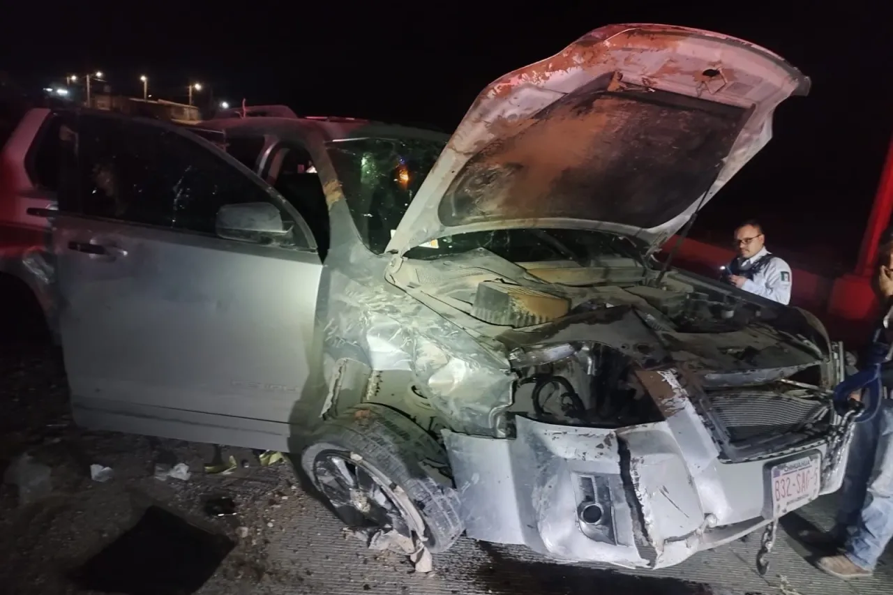 Choca su camioneta y huye a pie