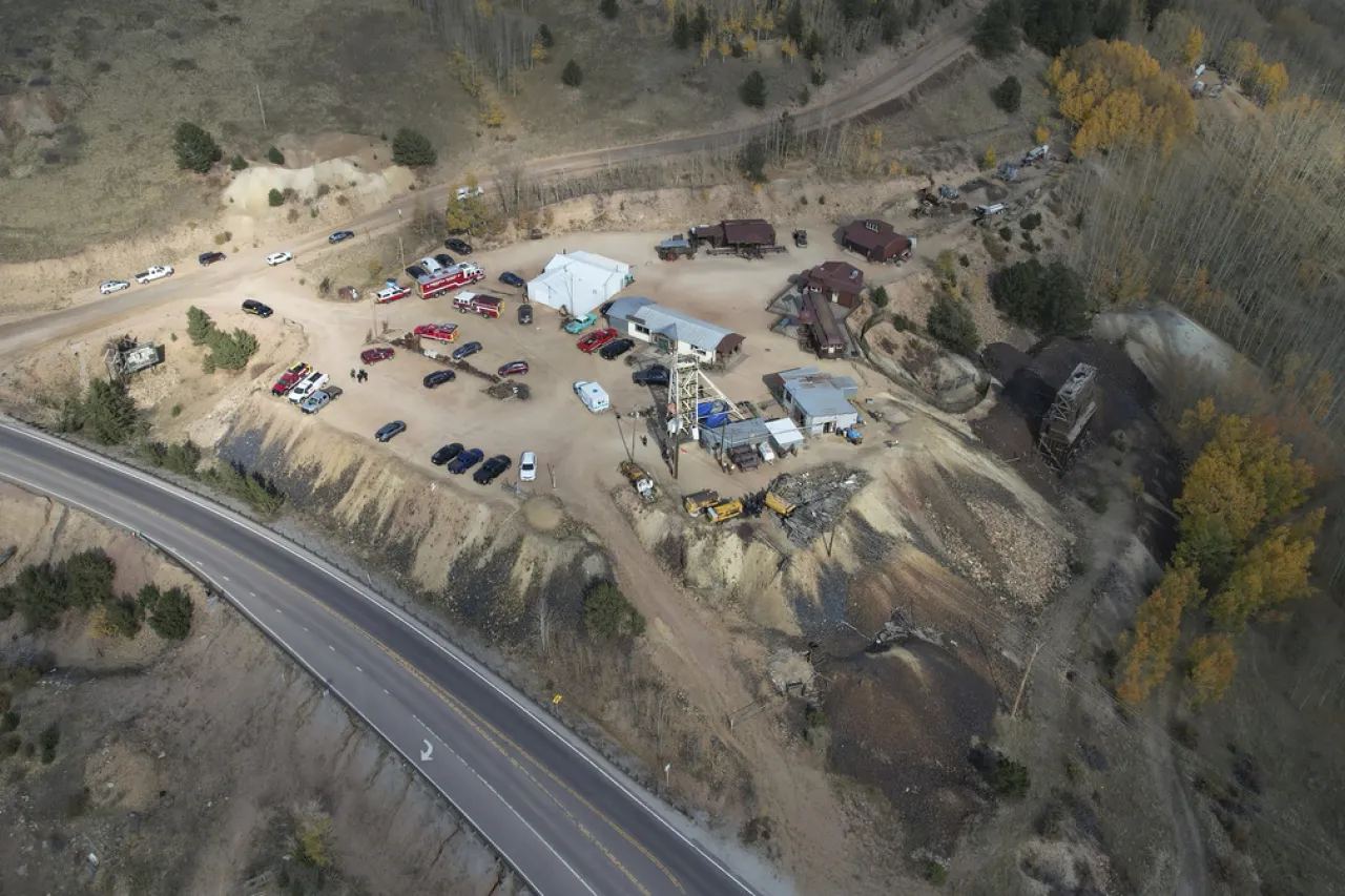 Una persona murió y 12 están atrapadas en una antigua mina de oro en Colorado