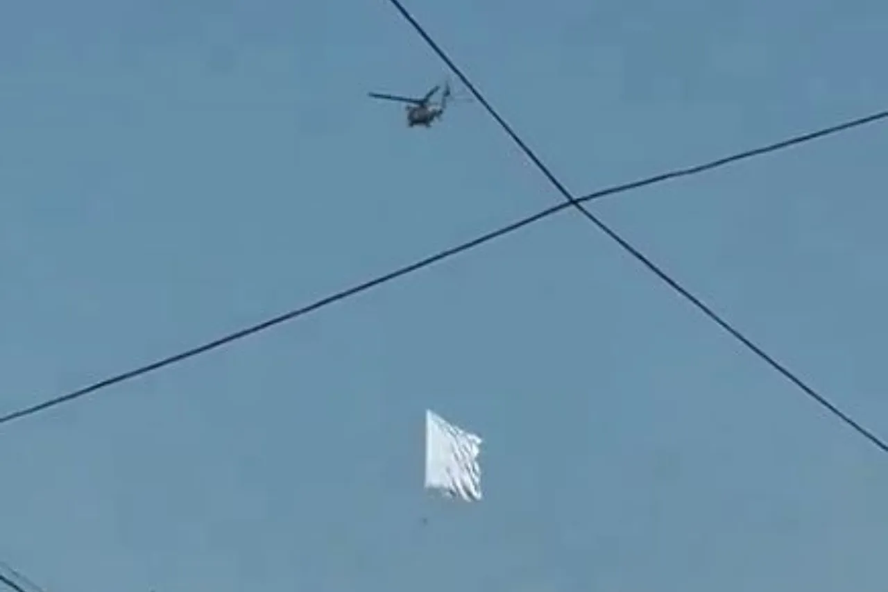 Helicóptero sobrevuela Culiacán con una bandera blanca