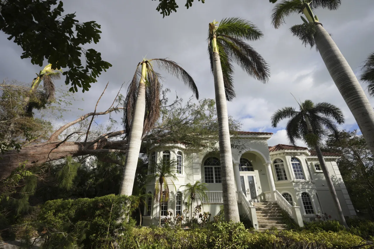 Residentes de Florida limpian y reparan sus hogares tras el paso de Milton