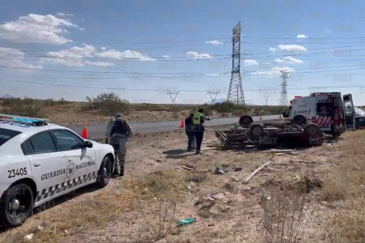 Vuelcan trabajadores en carretera Juárez-Ahumada