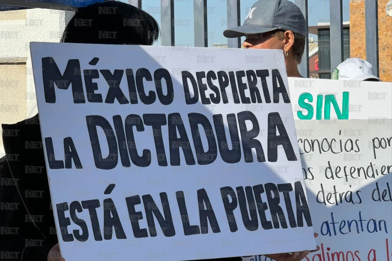 Protestan frente al Consulado trabajadores del Poder Judicial