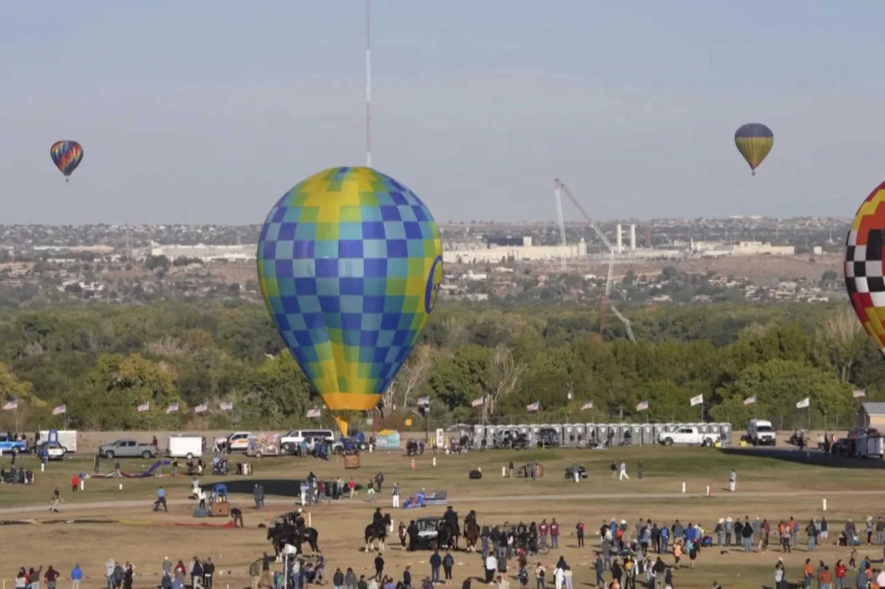 Un globo aerostático choca y derrumba una torre de radio en Albuquerque