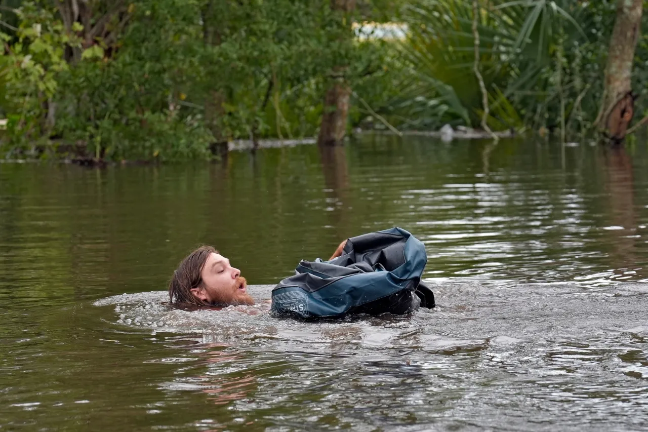 Habitantes de Florida se abren paso por calles inundadas tras paso de Milton