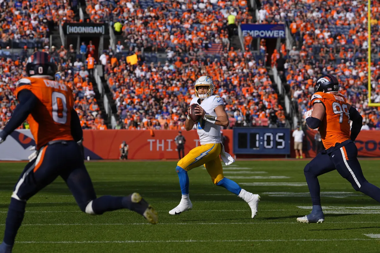 Herbert comanda a Chargers en triunfo sobre Broncos