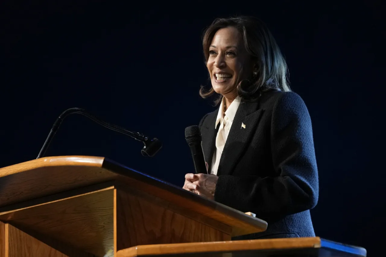 Harris critica a Trump por difundir desinformación sobre huracanes