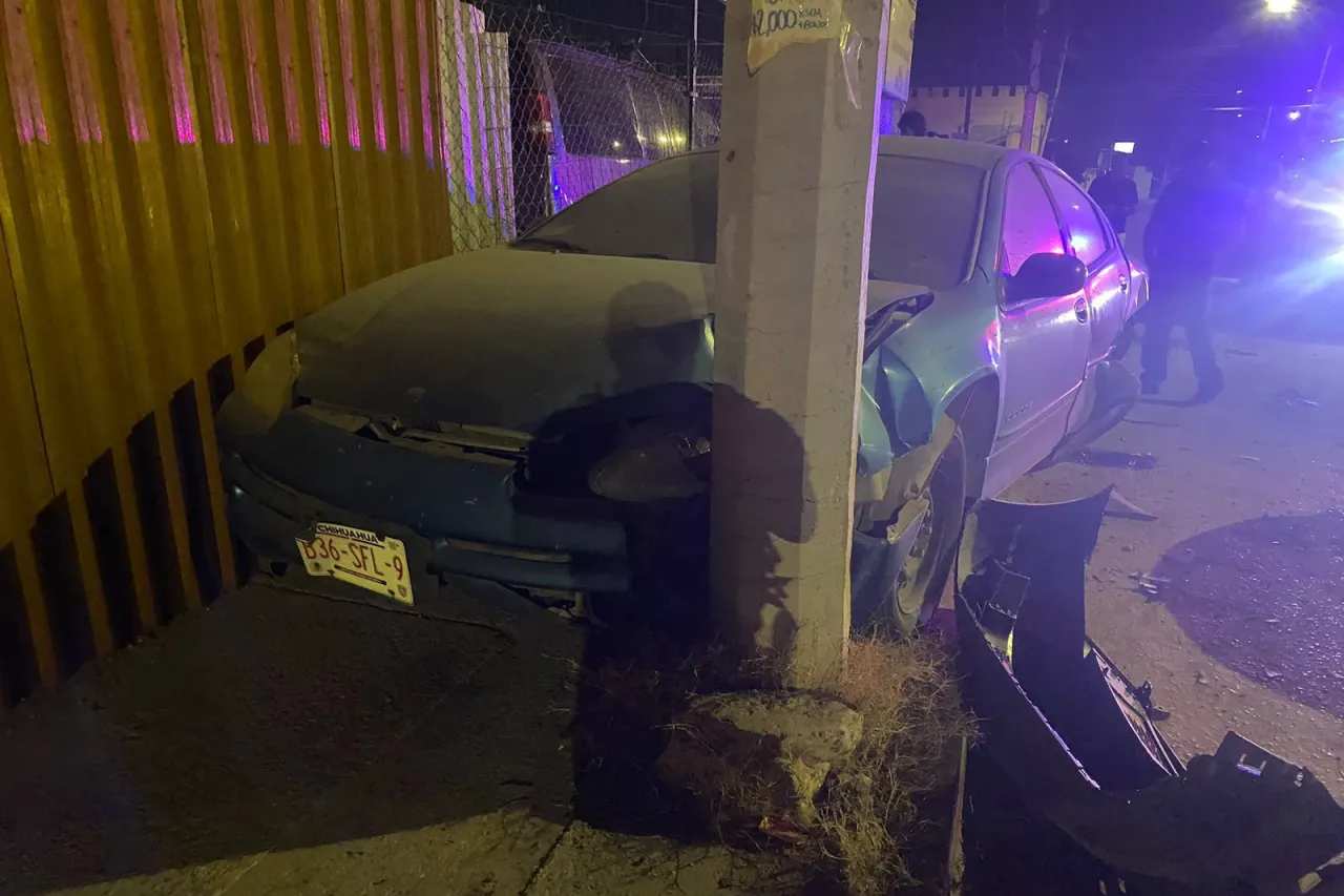 Destroza su Mustang en la madrugada