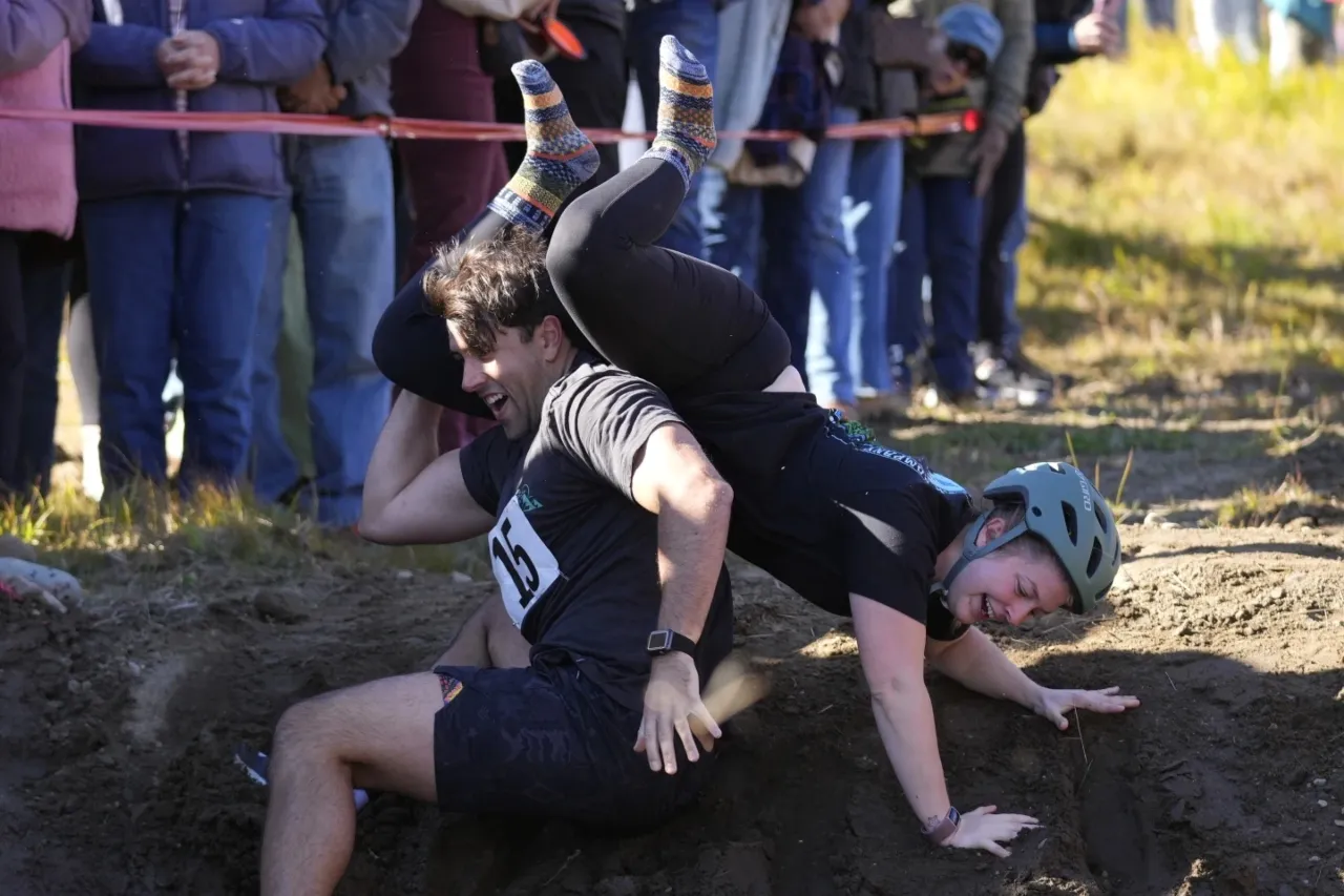 Barro, cerveza y dinero: el extraño campeonato de llevar a la esposa a cuestas