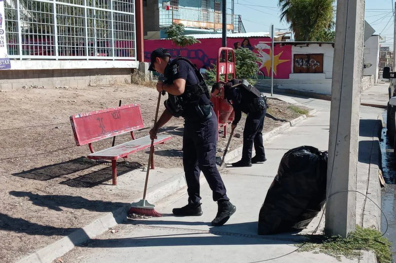 Policías limpian parque previo a premiación del Urban Vibes Fest