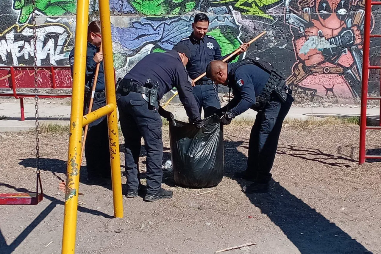 Policías limpian parque previo a premiación del Urban Vibes Fest