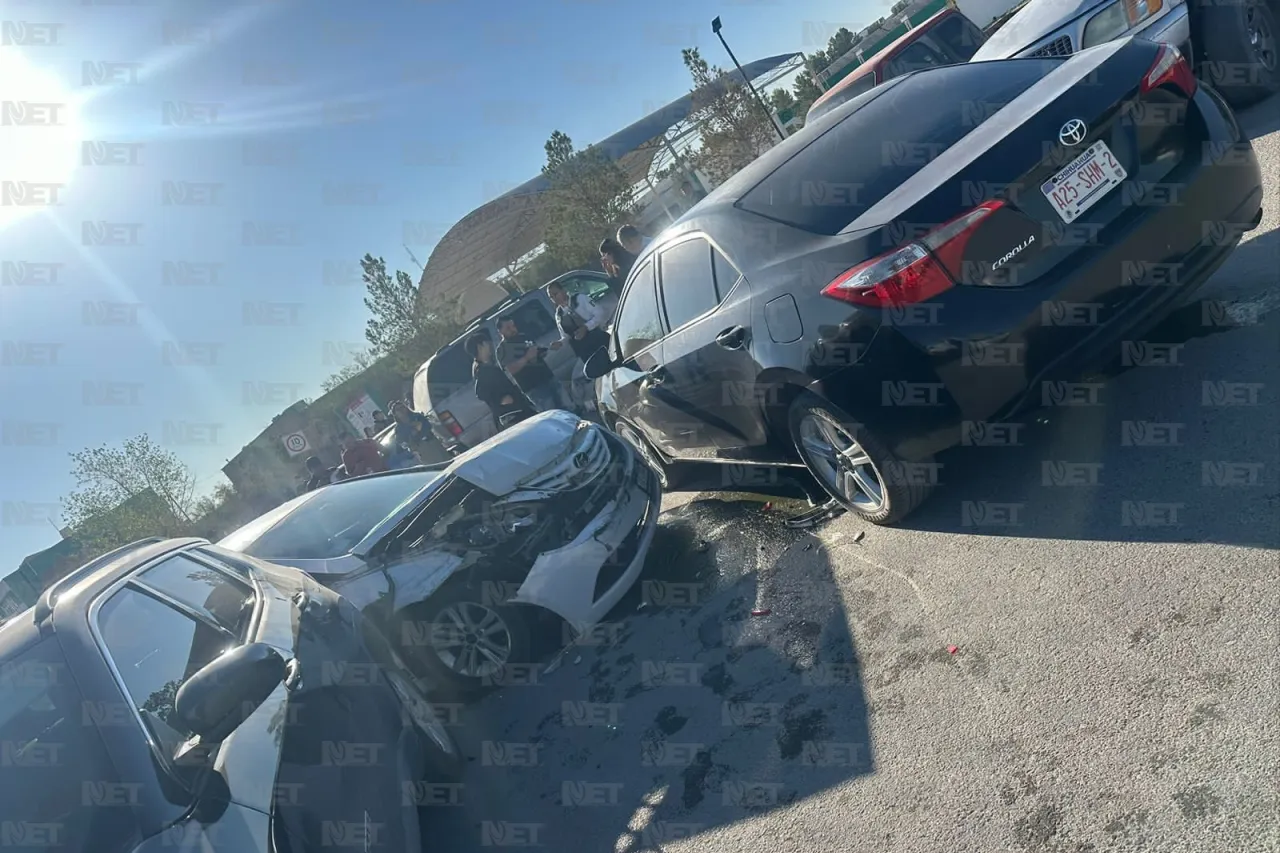 Se queda sin frenos y provoca choque múltiple en estacionamiento de la UTCJ