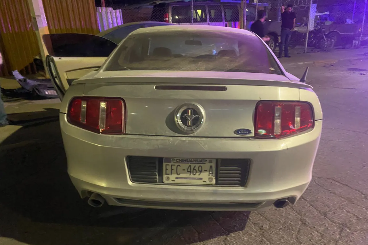 Destroza su Mustang en la madrugada