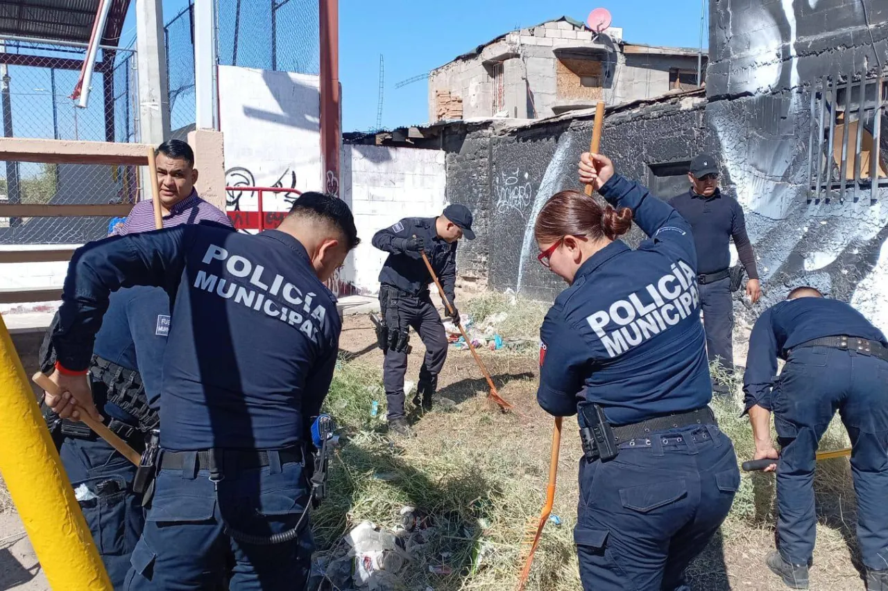 Policías limpian parque previo a premiación del Urban Vibes Fest