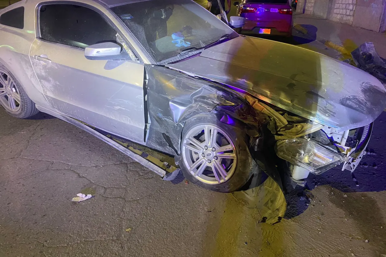 Destroza su Mustang en la madrugada