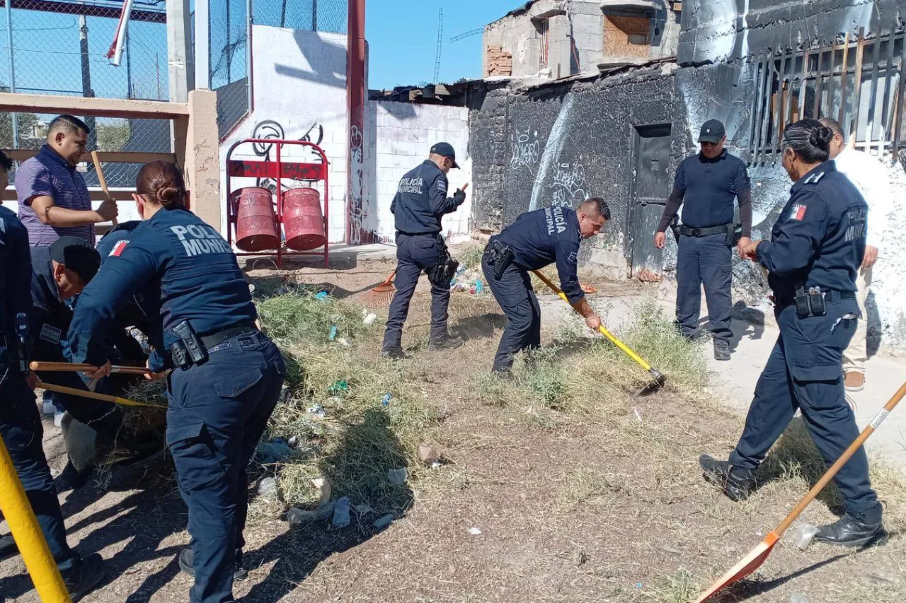 Policías limpian parque previo a premiación del Urban Vibes Fest