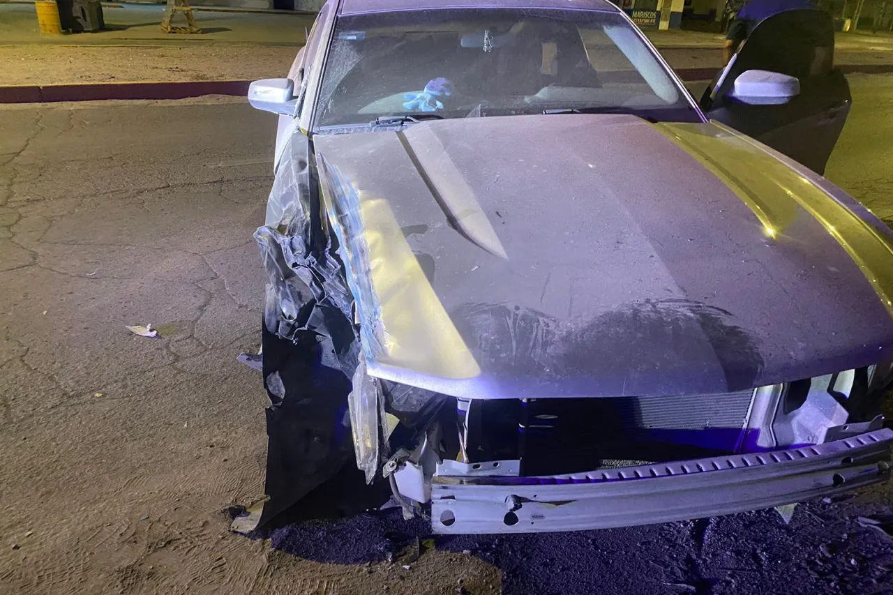 Destroza su Mustang en la madrugada