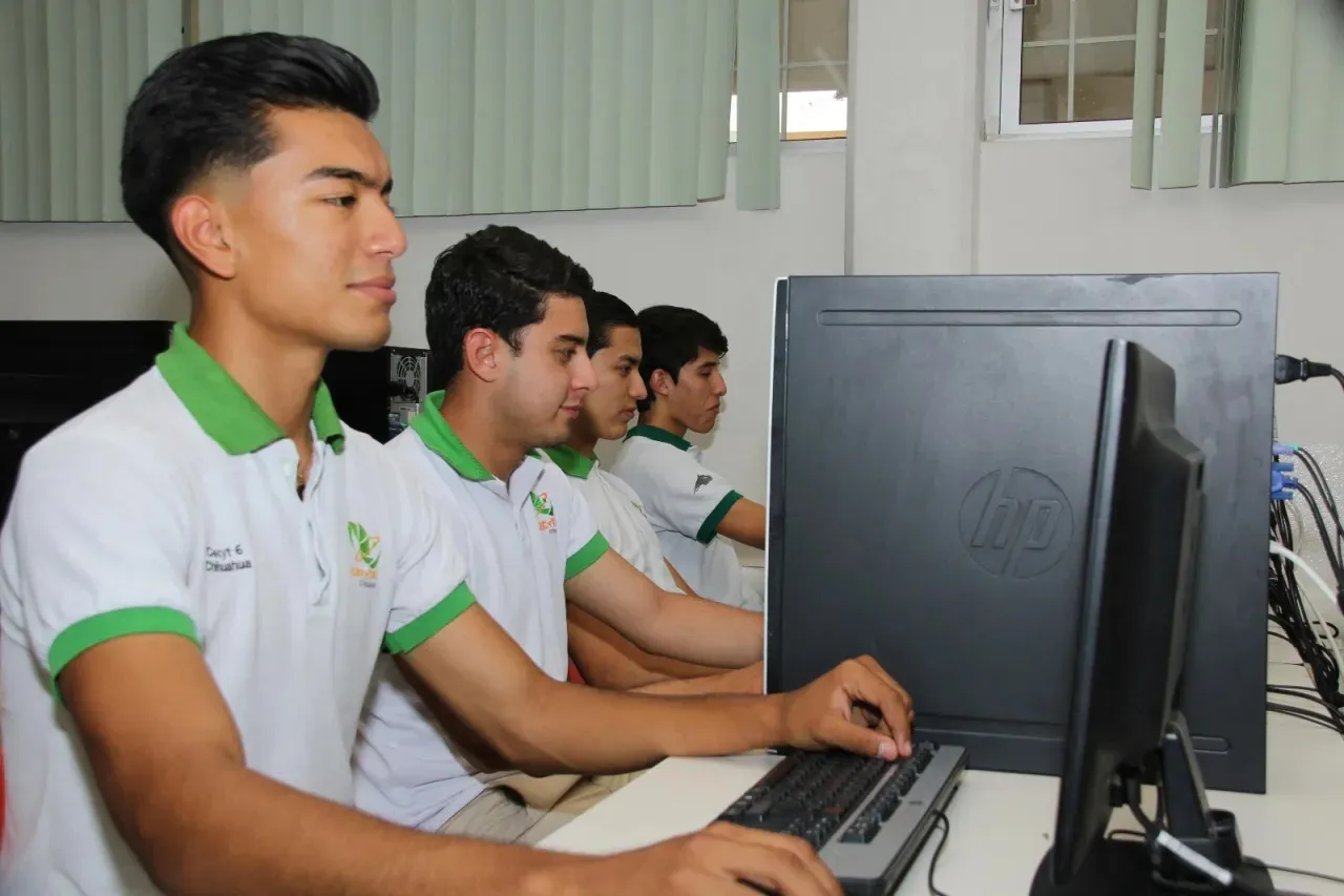 Capacitan a estudiantes de Cecytech en IA y Electromovilidad