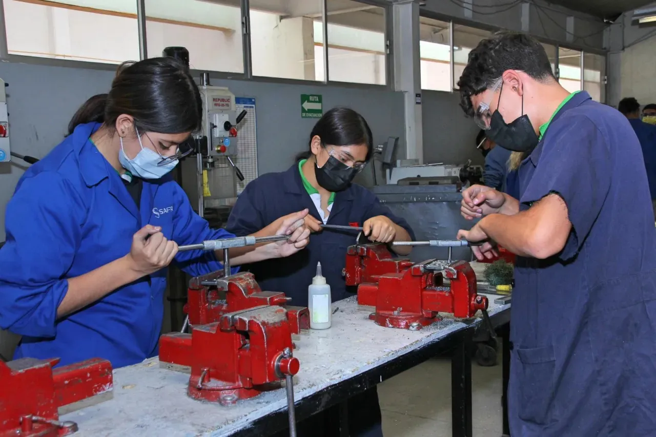 Capacitan a estudiantes de Cecytech en IA y Electromovilidad