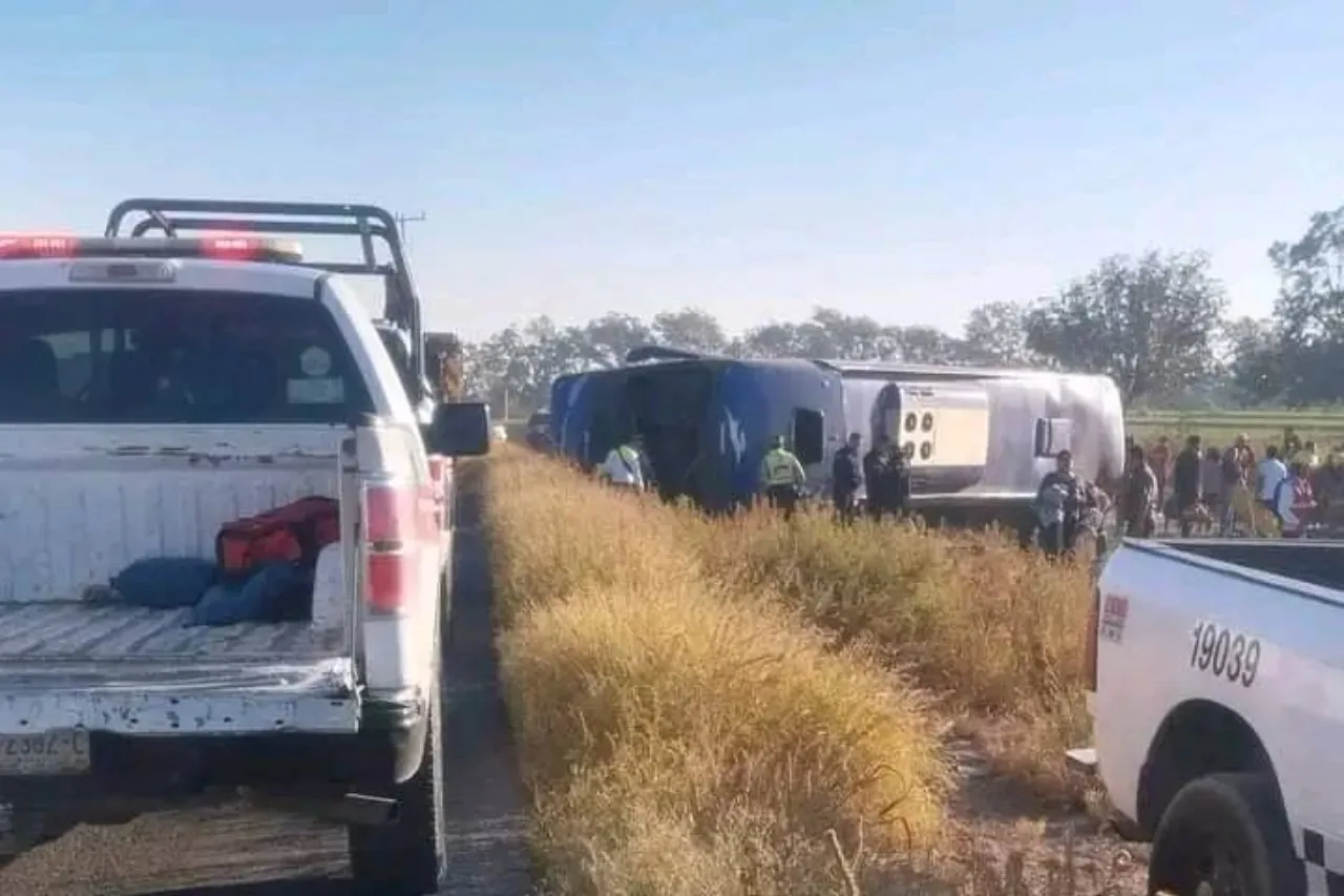 Deja un muerto y al menos 15 heridos volcadura de autobús Chihuahuenses