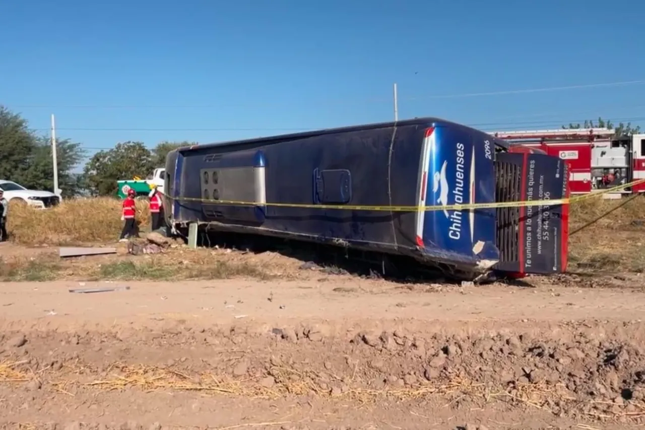 Deja un muerto y al menos 15 heridos volcadura de autobús Chihuahuenses