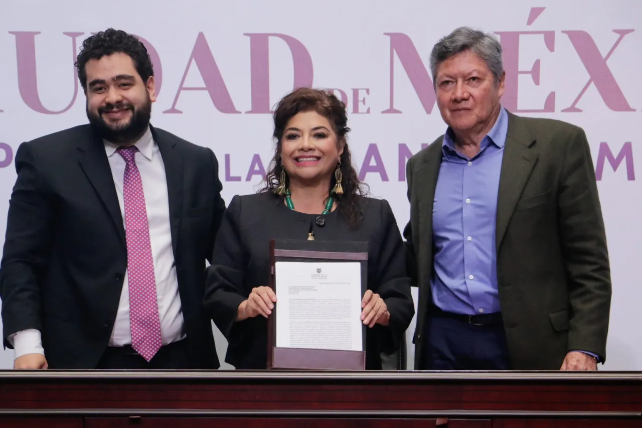 Presenta Brugada iniciativa para licencia de conducir permanente en CDMX