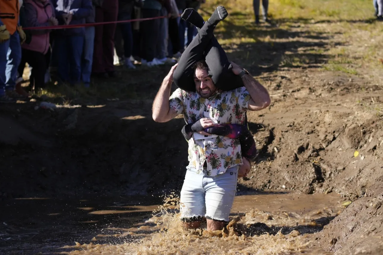 Barro, cerveza y dinero: el extraño campeonato de llevar a la esposa a cuestas