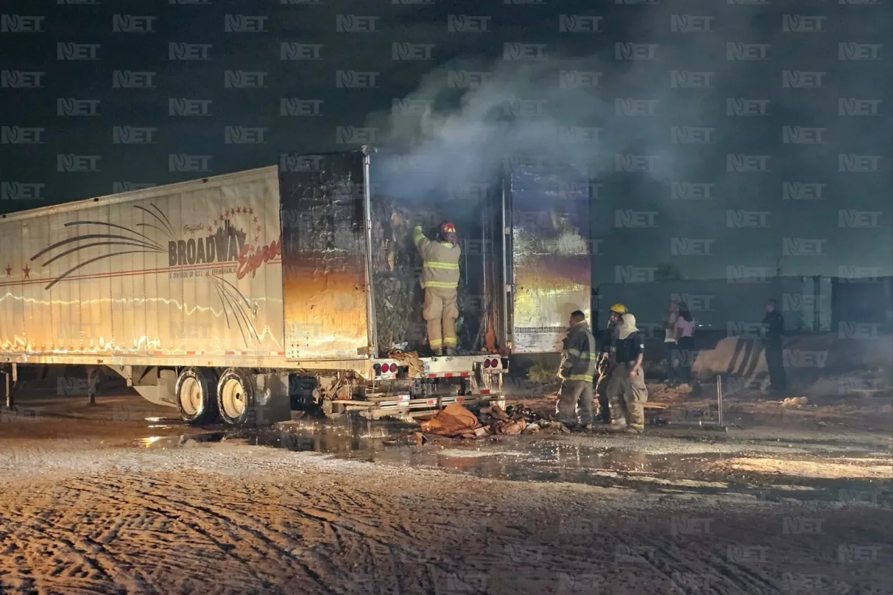 Se incendian pacas de reciclados en caja de tráiler